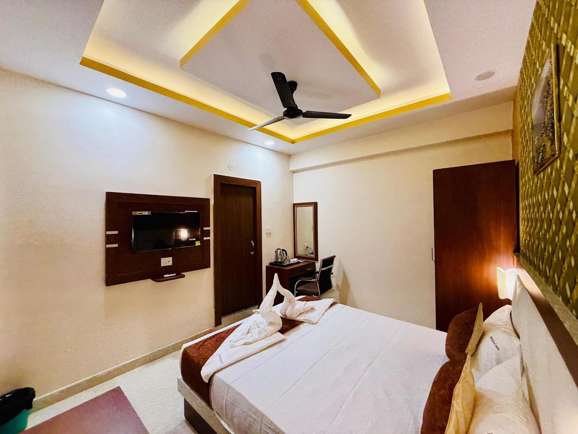 Hotel Golden Crystal Патна Экстерьер фото