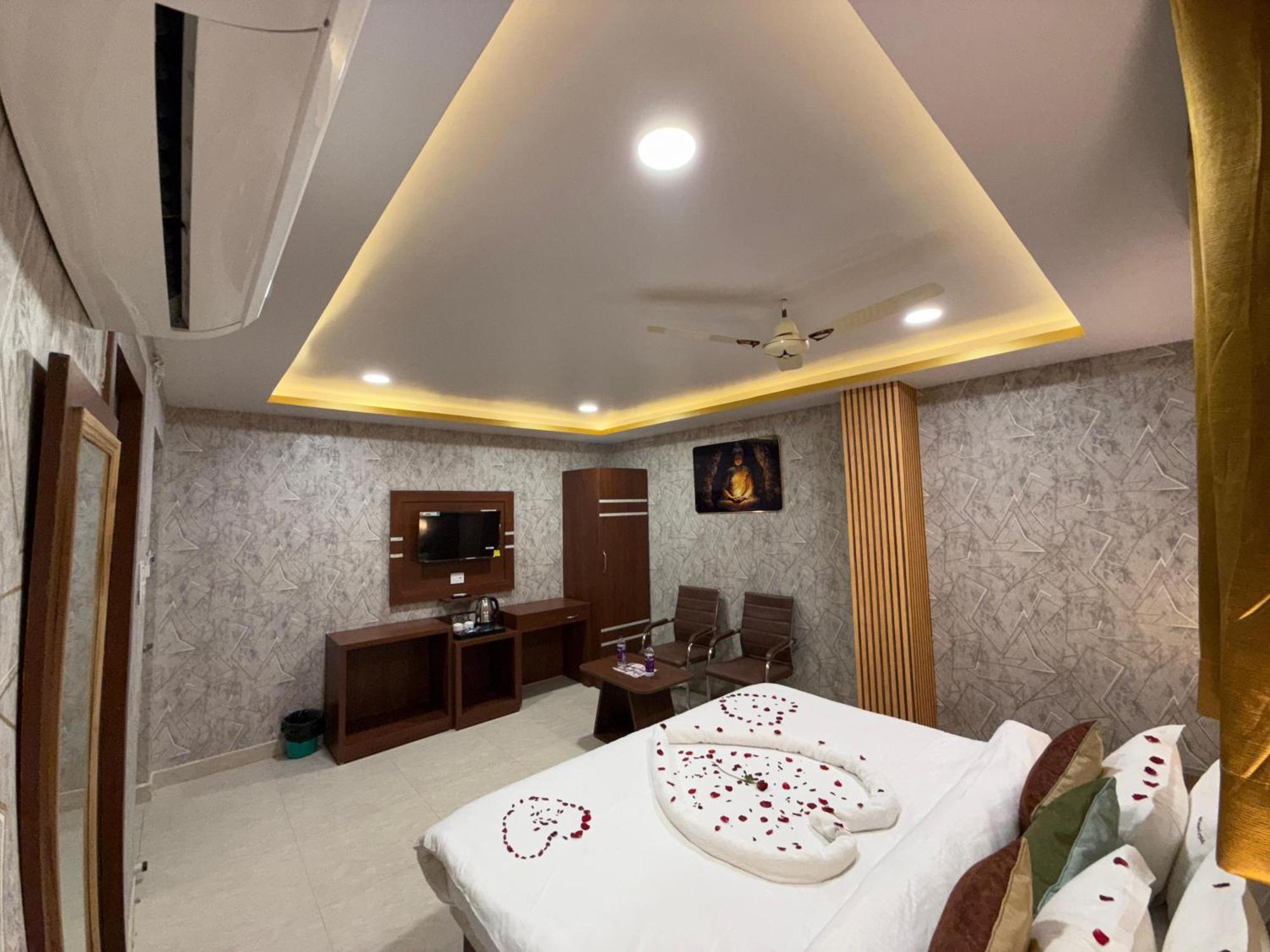 Hotel Golden Crystal Патна Экстерьер фото