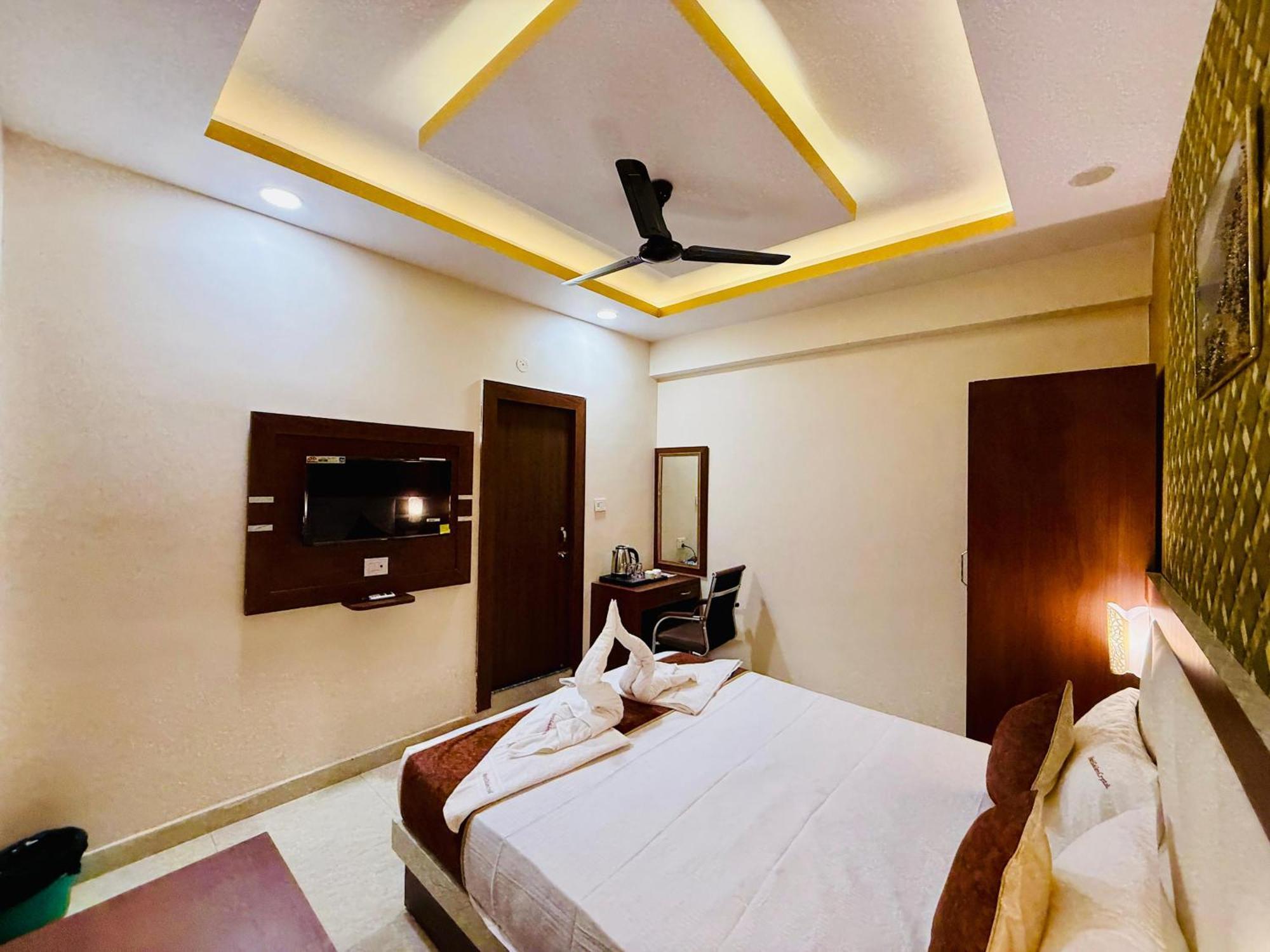 Hotel Golden Crystal Патна Экстерьер фото