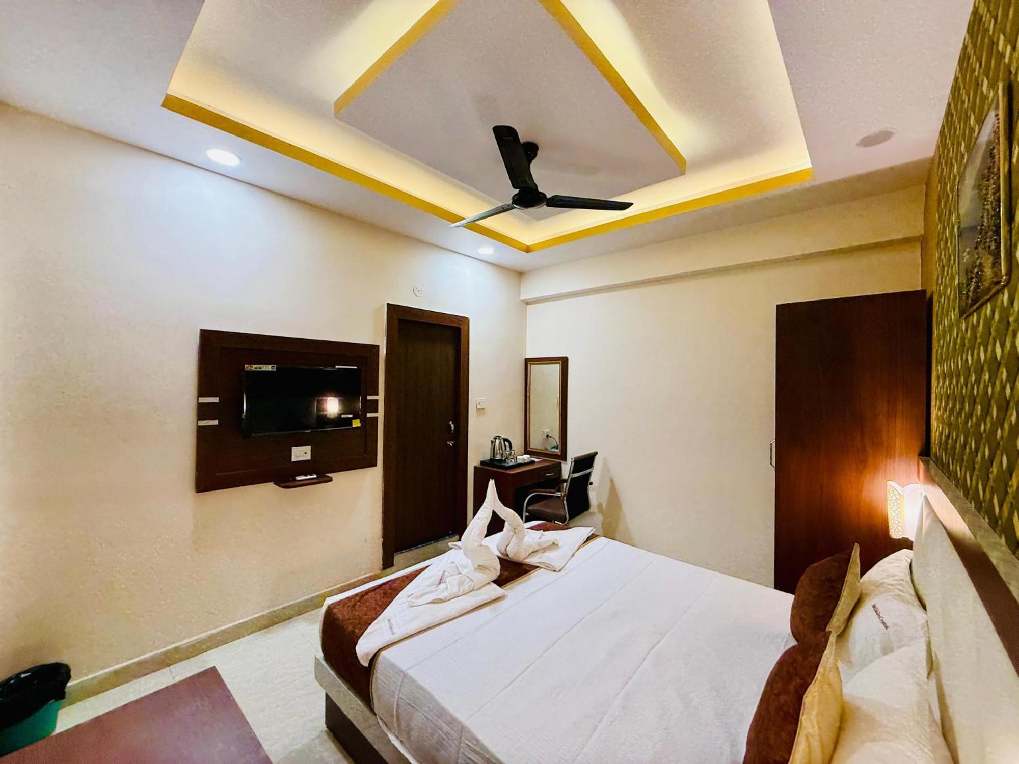 Hotel Golden Crystal Патна Экстерьер фото